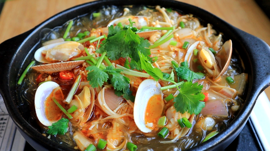 这一砂锅花甲粉,汤鲜味美,用料十足,不想做饭就吃它,美味极了