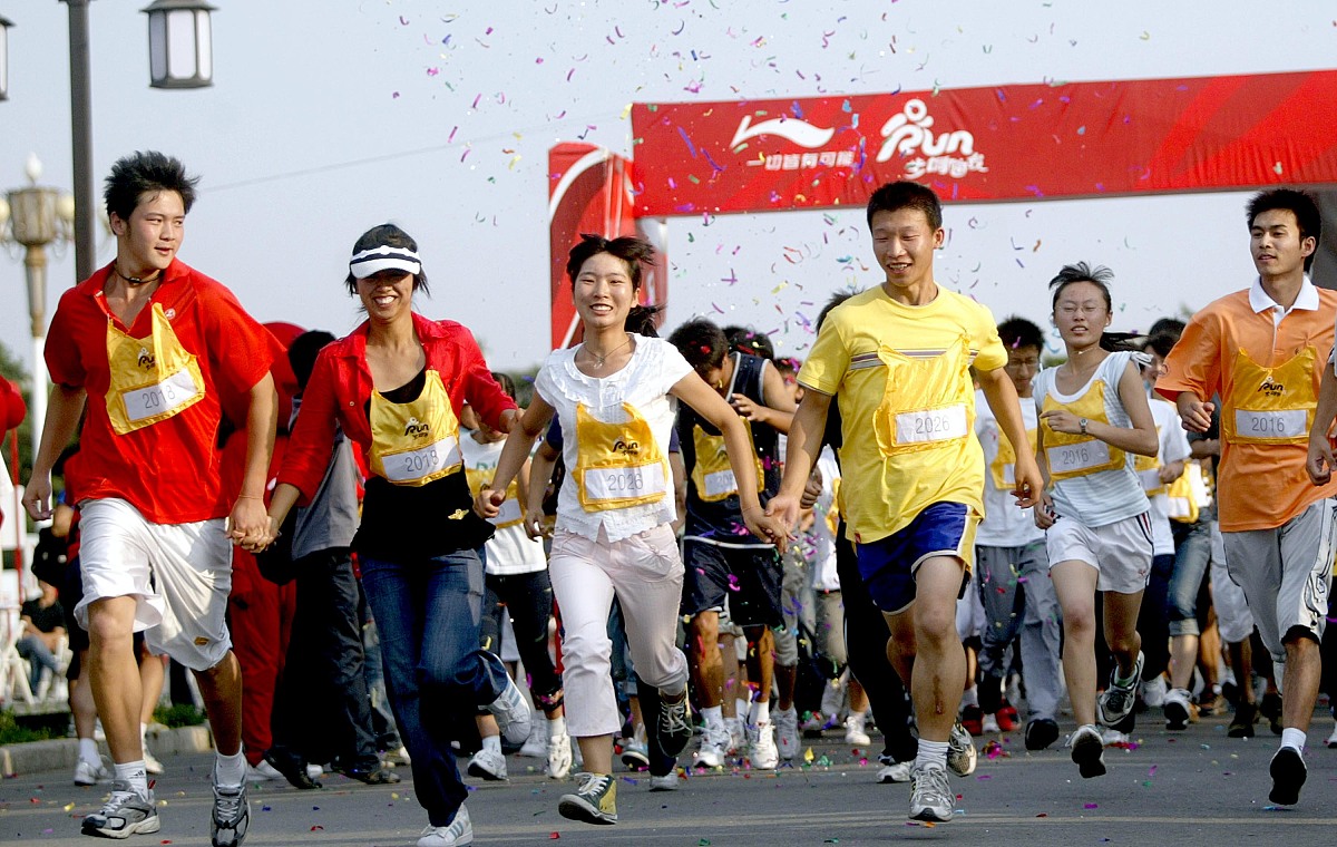 2007年6月23日,一场别开生面的情侣跑比赛在世界文化遗产沈阳昭陵进行