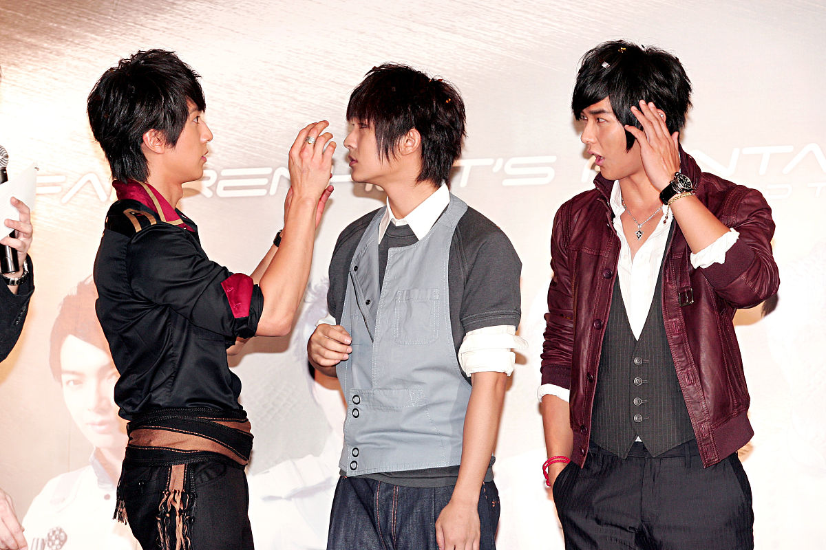2008年8月8日,香港,飞轮海为世界巡演首站宣传.吴尊 炎亚纶 汪东城+++