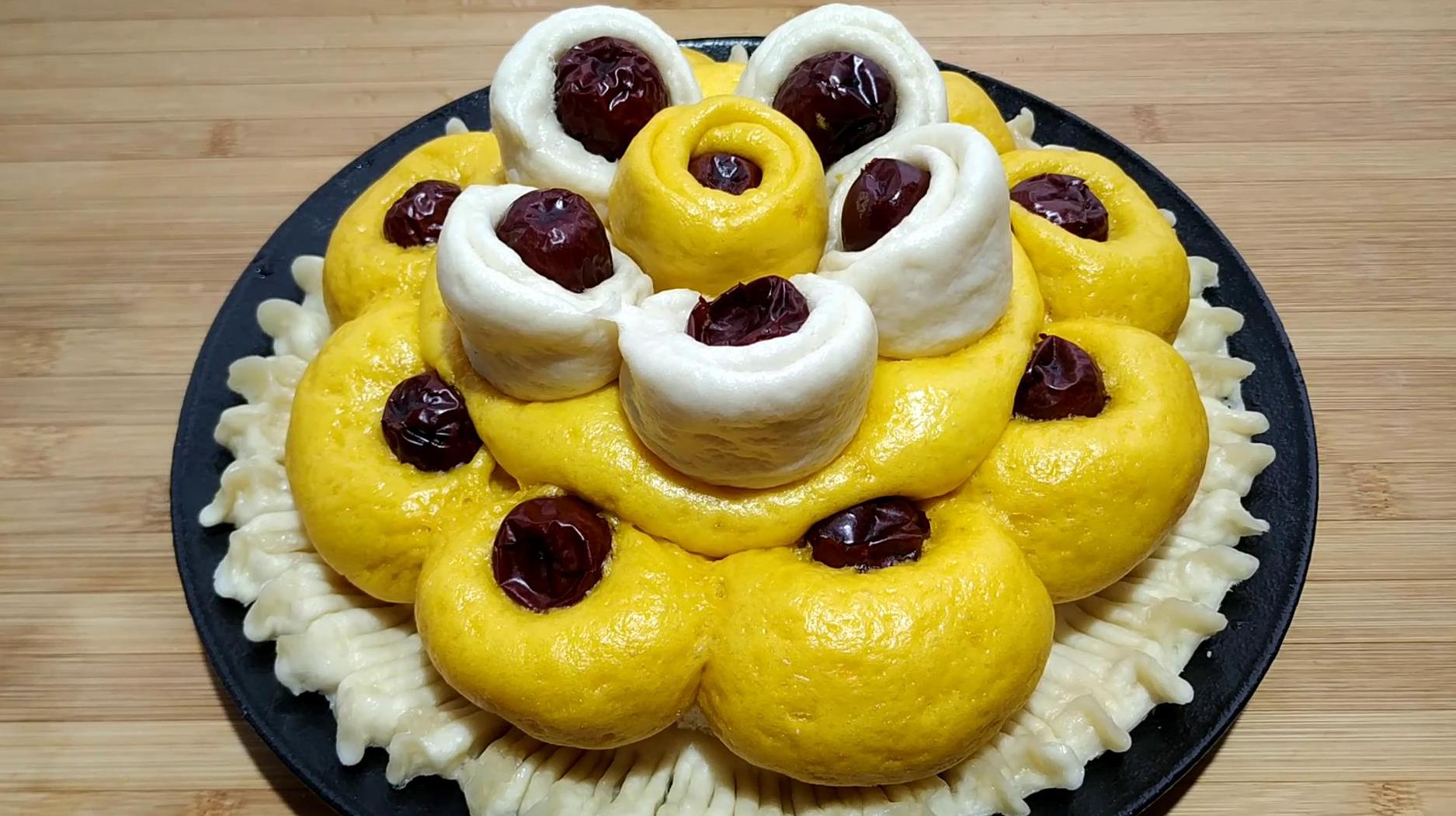 两碗面粉加一块南瓜,教你在家做蓬松暄软双色枣花馒头,太好吃了