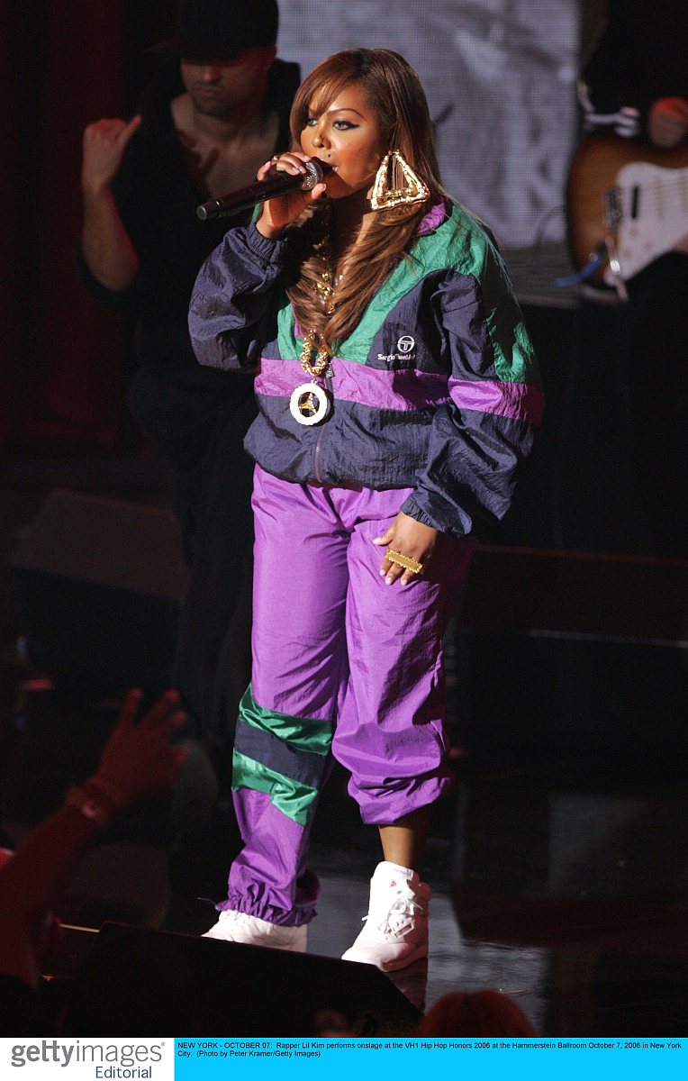 new york - october 07:  rapper lil kim performs onstage at the v