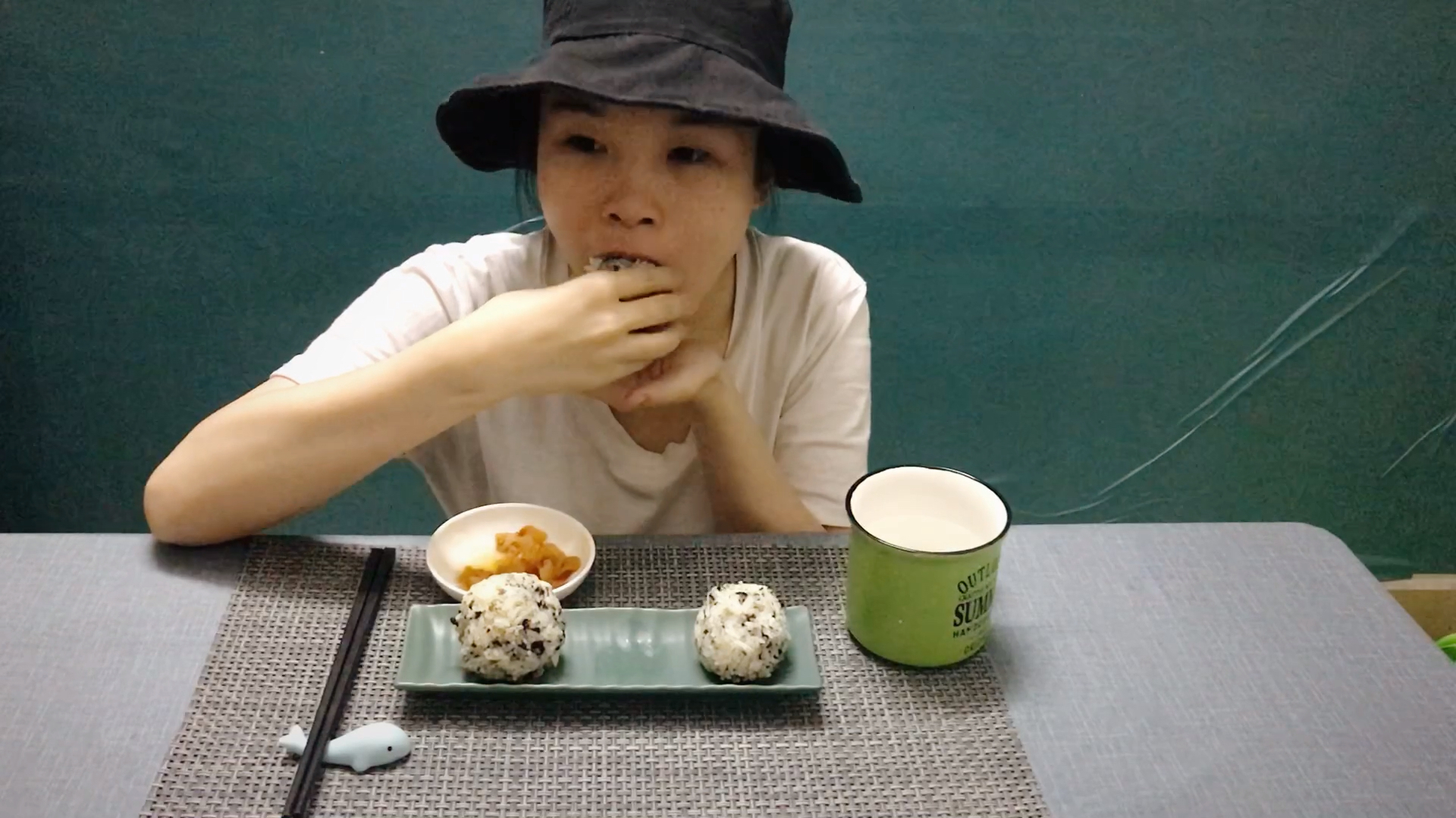 日式饭团搭配这个,比便利店的饭团还要好吃,轻松几步就搞定