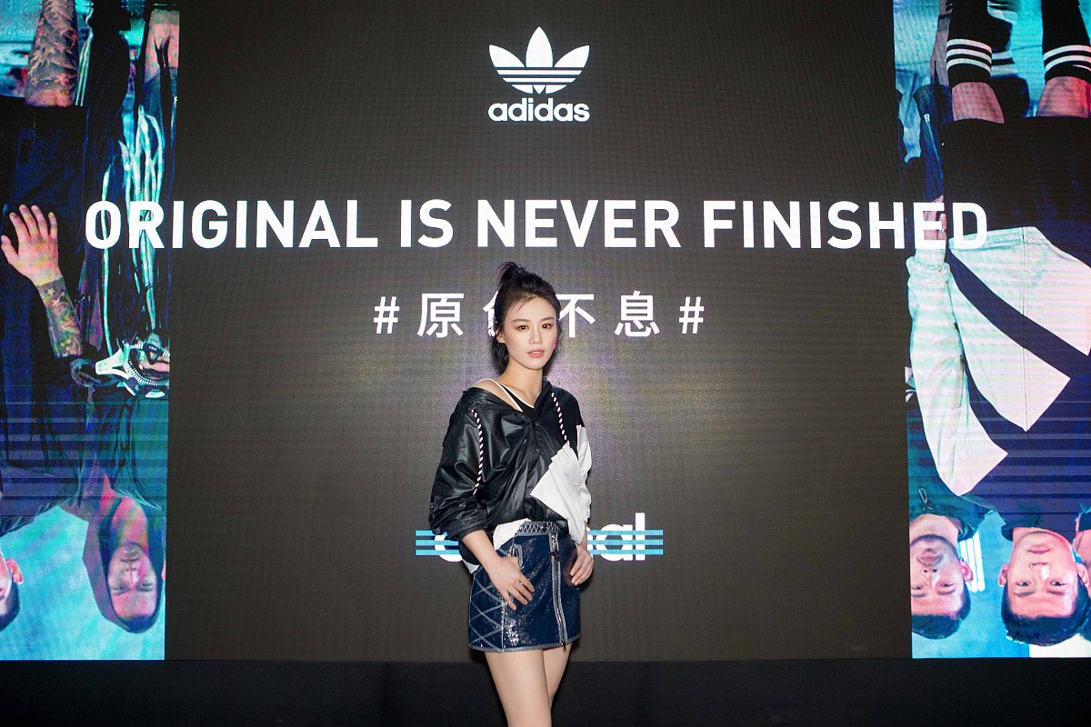 get混搭新套路!马思纯演绎皮裙运动风 孟佳大秀美腿清爽有活力