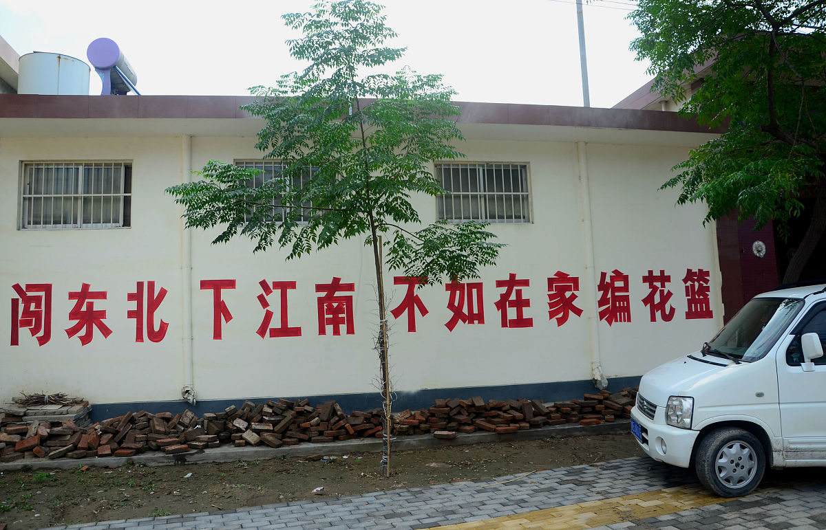 2015年08月27日,山东滨州市博兴县湖滨镇湾头村,在村中的小巷里穿梭,