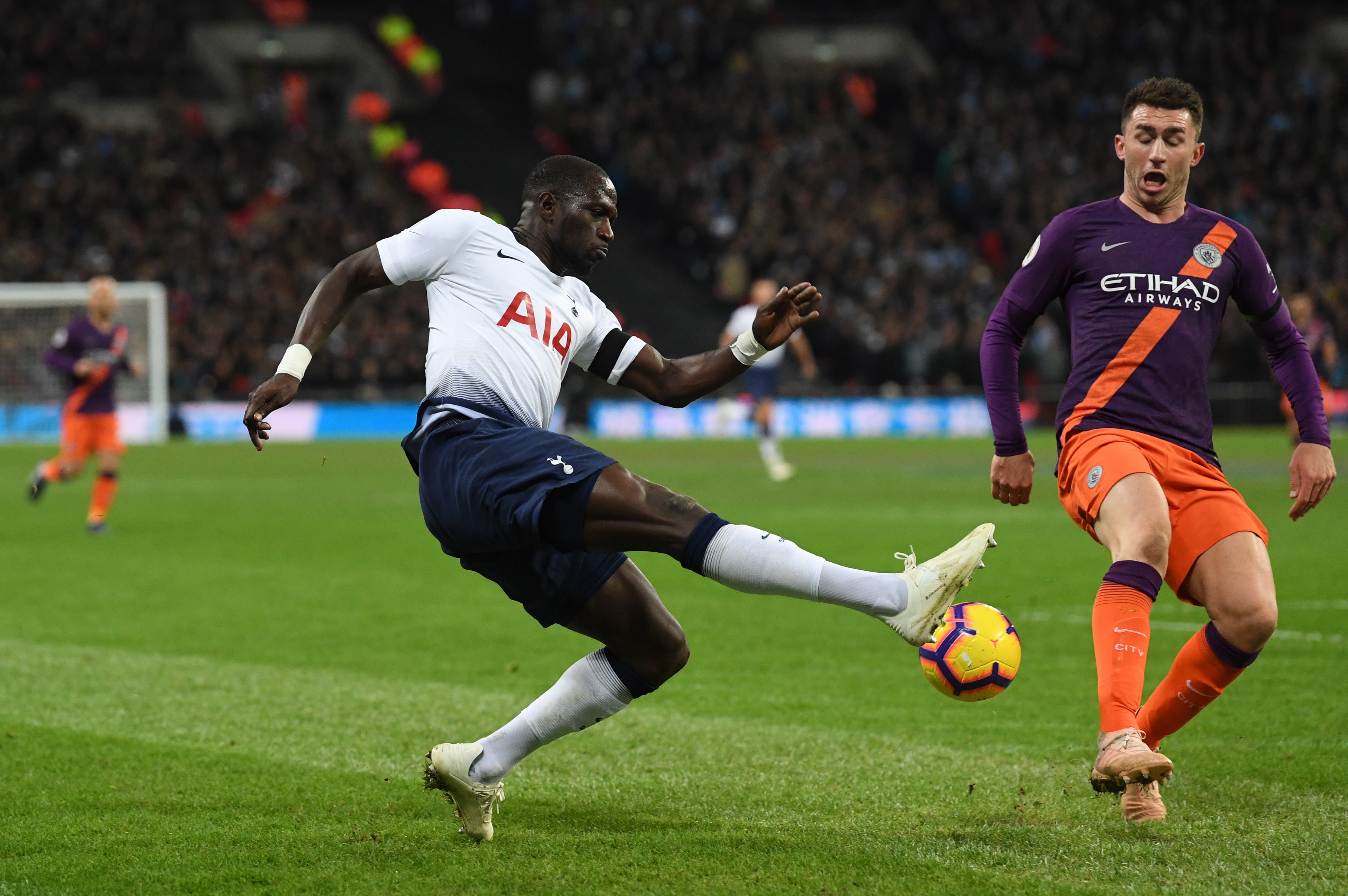 足球--英超联赛:曼城胜热刺