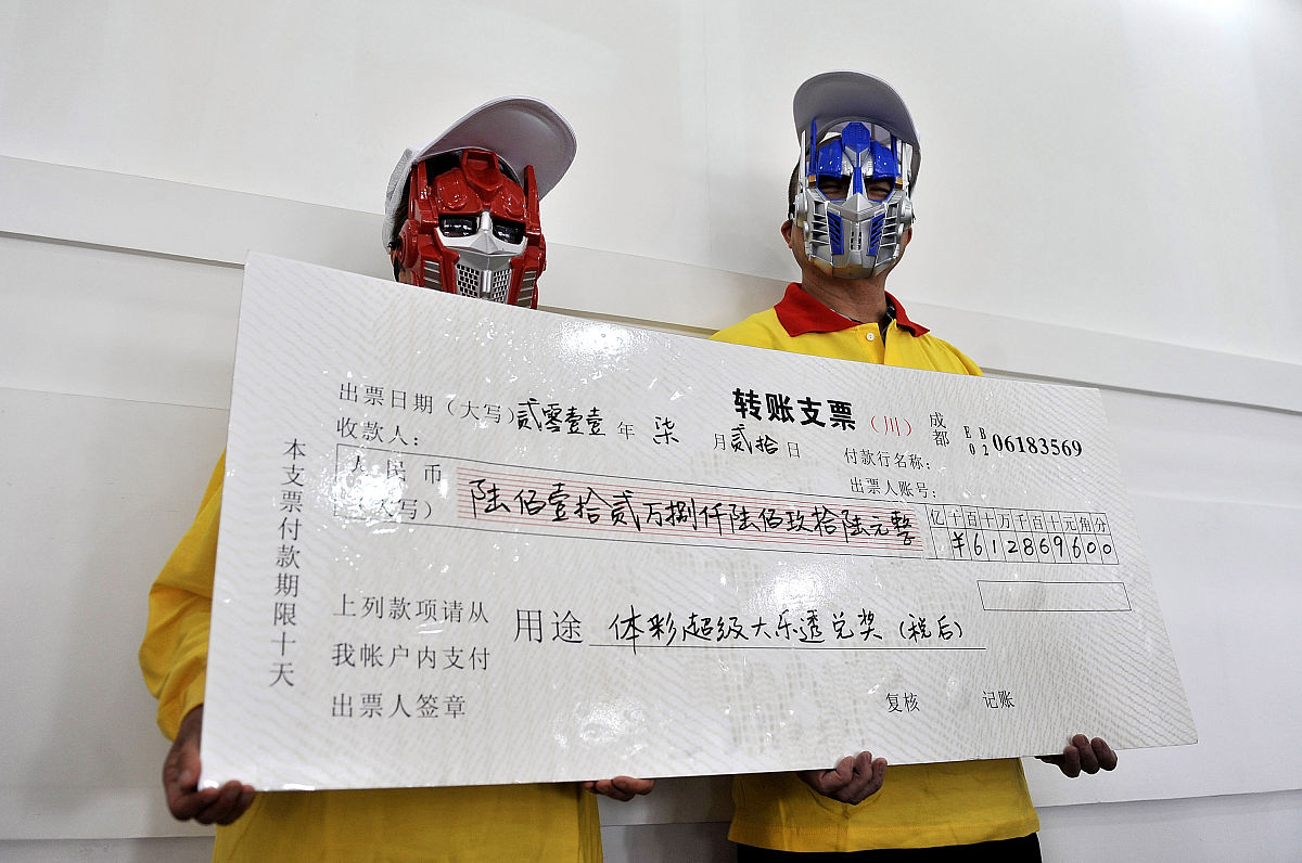 那我们做个游戏你是预言家我们合作购买大乐透但需要你从1-35的区间里选择5个号码从1-12的区间里选择2个号码组成一组7位数的号