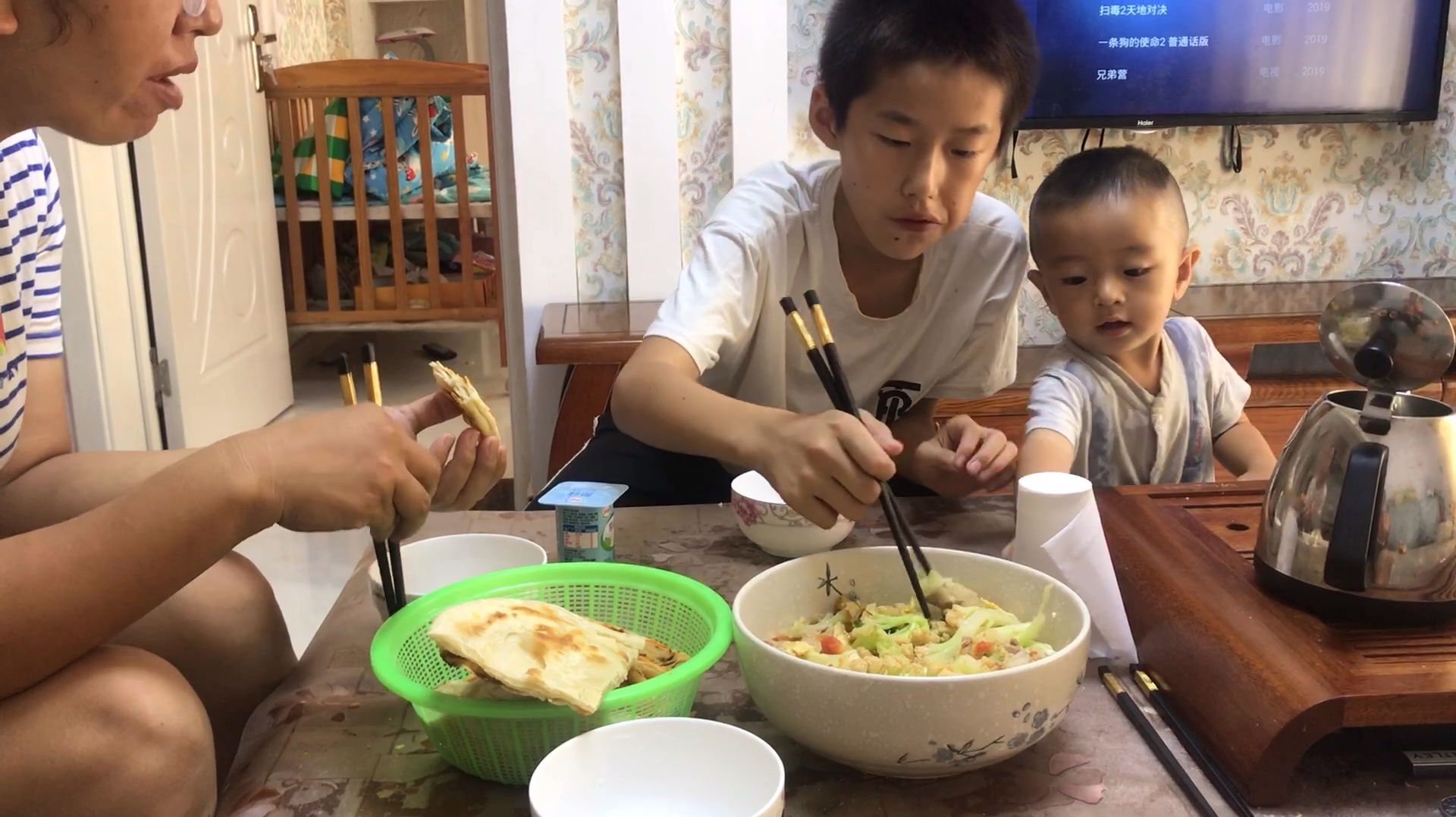 她,为爱远嫁,老公赚钱顾家,周末下厨烙饼炒菜,一家人好开心!