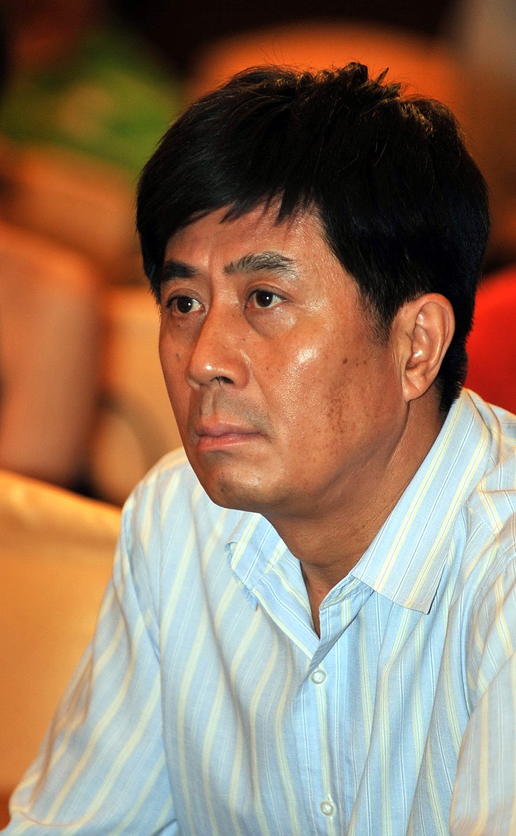 李连杰干妈李连杰的干妈是一位名叫陈舒云的女性她是李连杰的母亲李茜的朋友。在李连杰年幼时由于家庭经济困难他的父母不得不将他寄养在陈舒云家中。陈舒云对李连杰非常照顾给他提供了许多帮助和支持对于李连杰的成长和事业发展有着重要的影响。因此李连杰一直把陈舒云当做自己的干妈感激她的恩情。赵群学