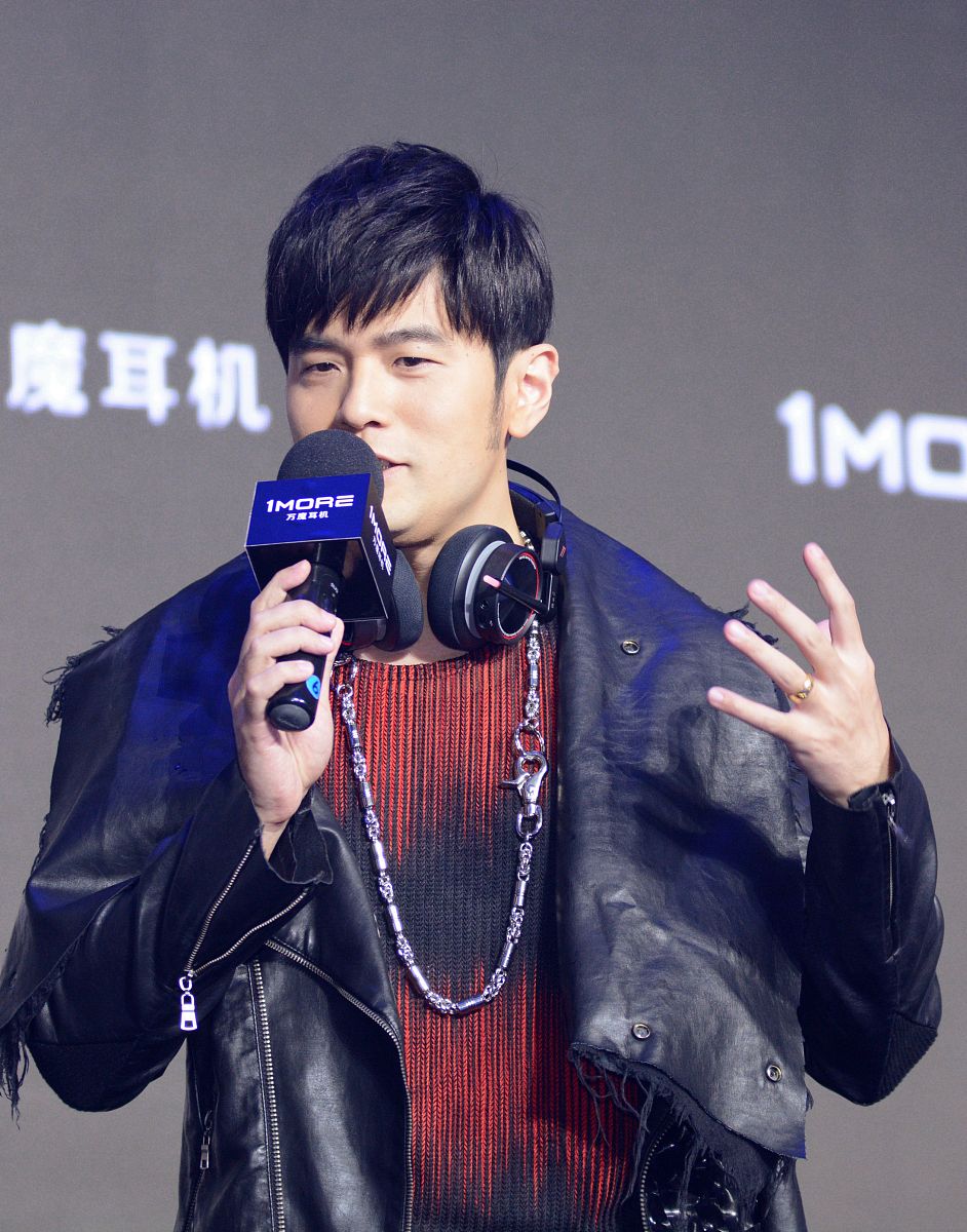 "双孩奶爸"周杰伦露双下巴秀"幸福肥"  皮夹克+粗项链freestyle风