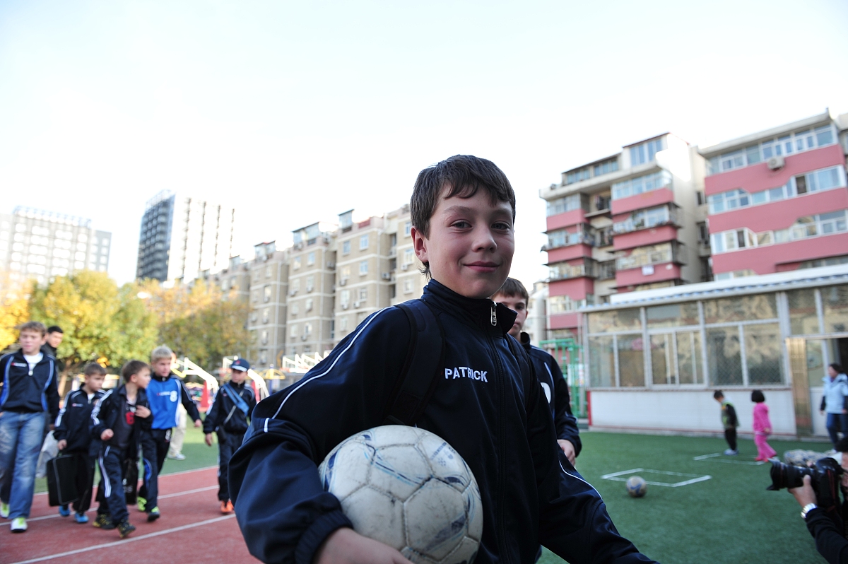 现在我要对小学课程每周列一个周计划请你列出针对小学生所能进行的活动列出27周的每周需要三个小活动并进行相应活动总结总字数不超过60个字用中文表达