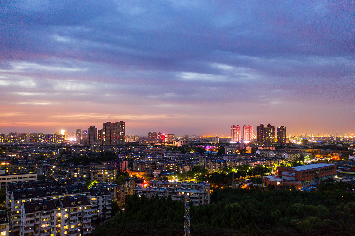 2019年5月20日,江苏南京,江北新区大厂街道,航拍黄昏至夜晚都市风光.