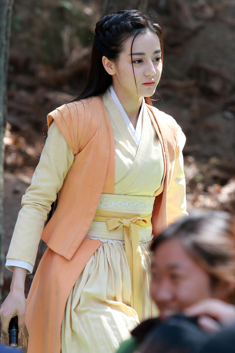 迪丽热巴安乐传红衣拍摄花絮 - 热巴红衣造型惊艳，魅力无限！