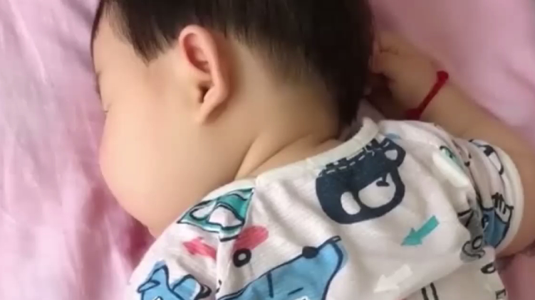 肉肉睡觉的姿势太搞笑了,掀开被子后,小腿也太可爱了吧