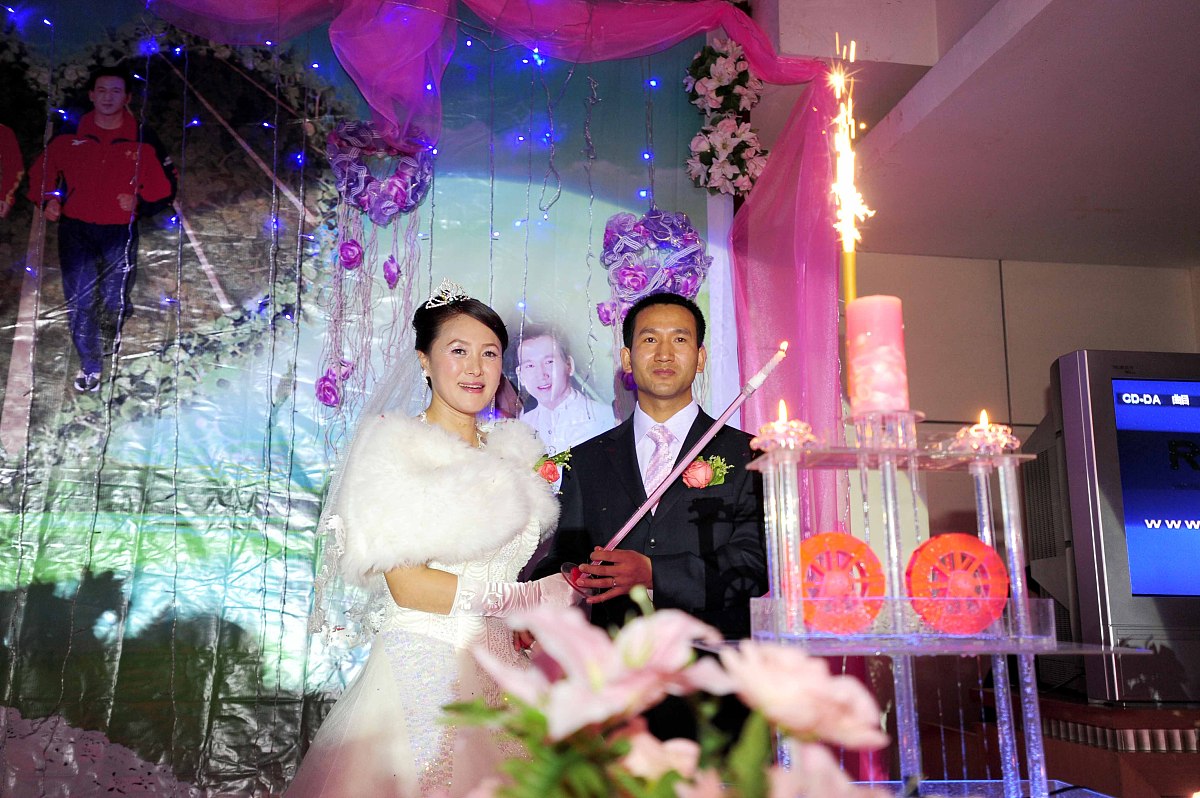 帮我写一个给邱弘扬跟施佳莹的结婚助词