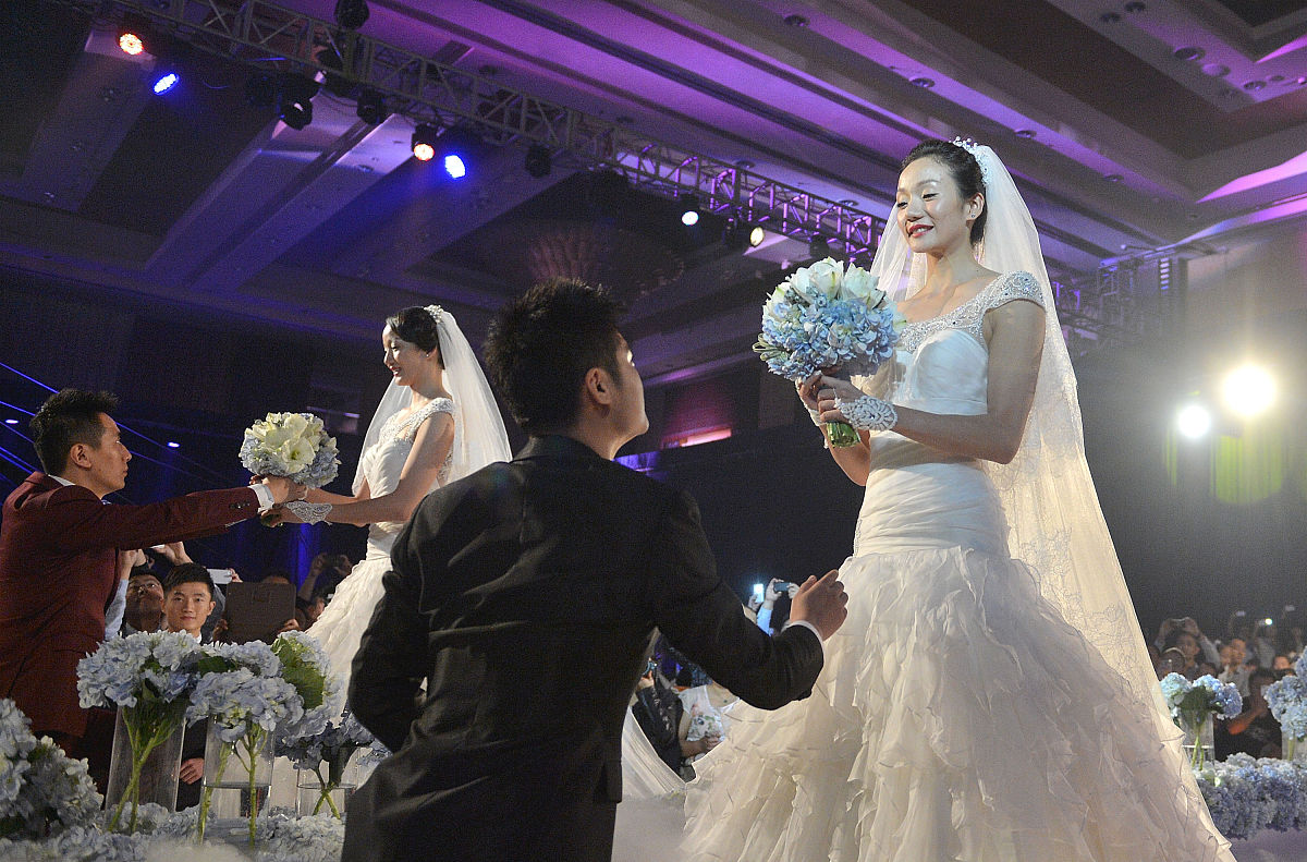 帮忙写一篇 婚礼主持人开场白 主题为 十年校园爱情