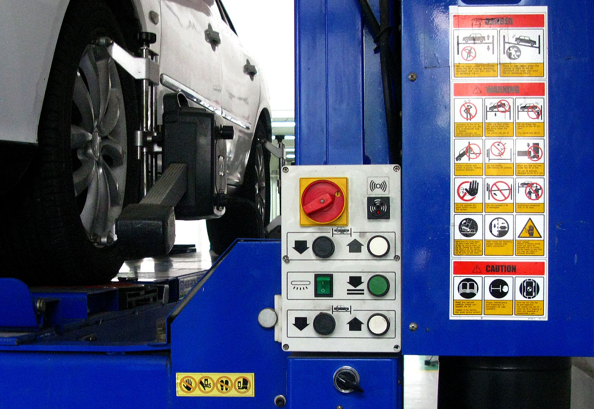 ***_***2009年7月8日,北京现代汽车4s店的维修车间.+++_+++北京现代,