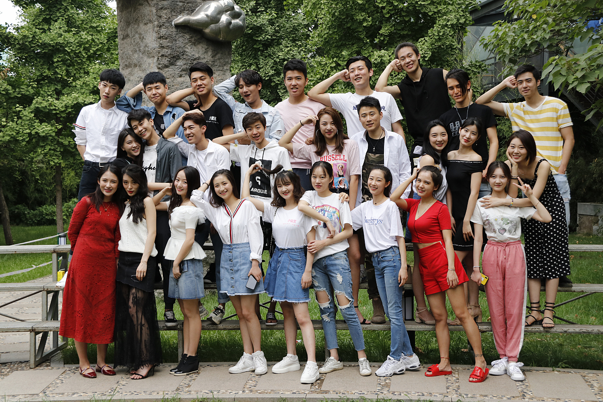 对下文进行润色我去参加夏令营的初衷是为了更好地了解大学生活和专业选择。当我到达夏令营的第一天我感到有些不适应。新环境、新朋友让我有些迷茫和紧张。但是通过与同伴的交流和老师的鼓励我逐渐适应了夏令营的生活。我充满了期待和紧张。当我踏入大学校园我被它的氛围所震撼。校园里充满了活力和知识的气息这让我深刻地意识到大学生活的重要性。华东师范大学校园是一片美丽的景色。在盛夏时节整个校园草木葱茏杨柳轻轻拂动着河堤