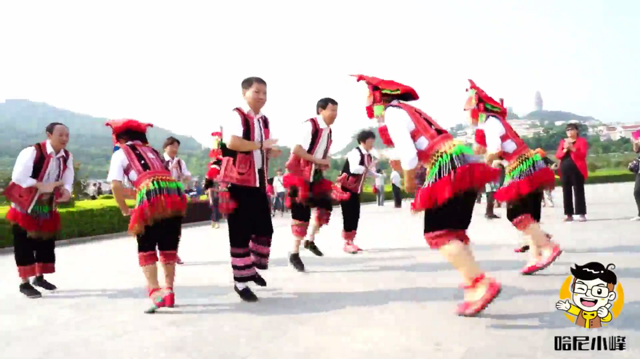 云南通海西山文艺队展现彝族八人烟盒舞,这样的舞蹈现在很少见
