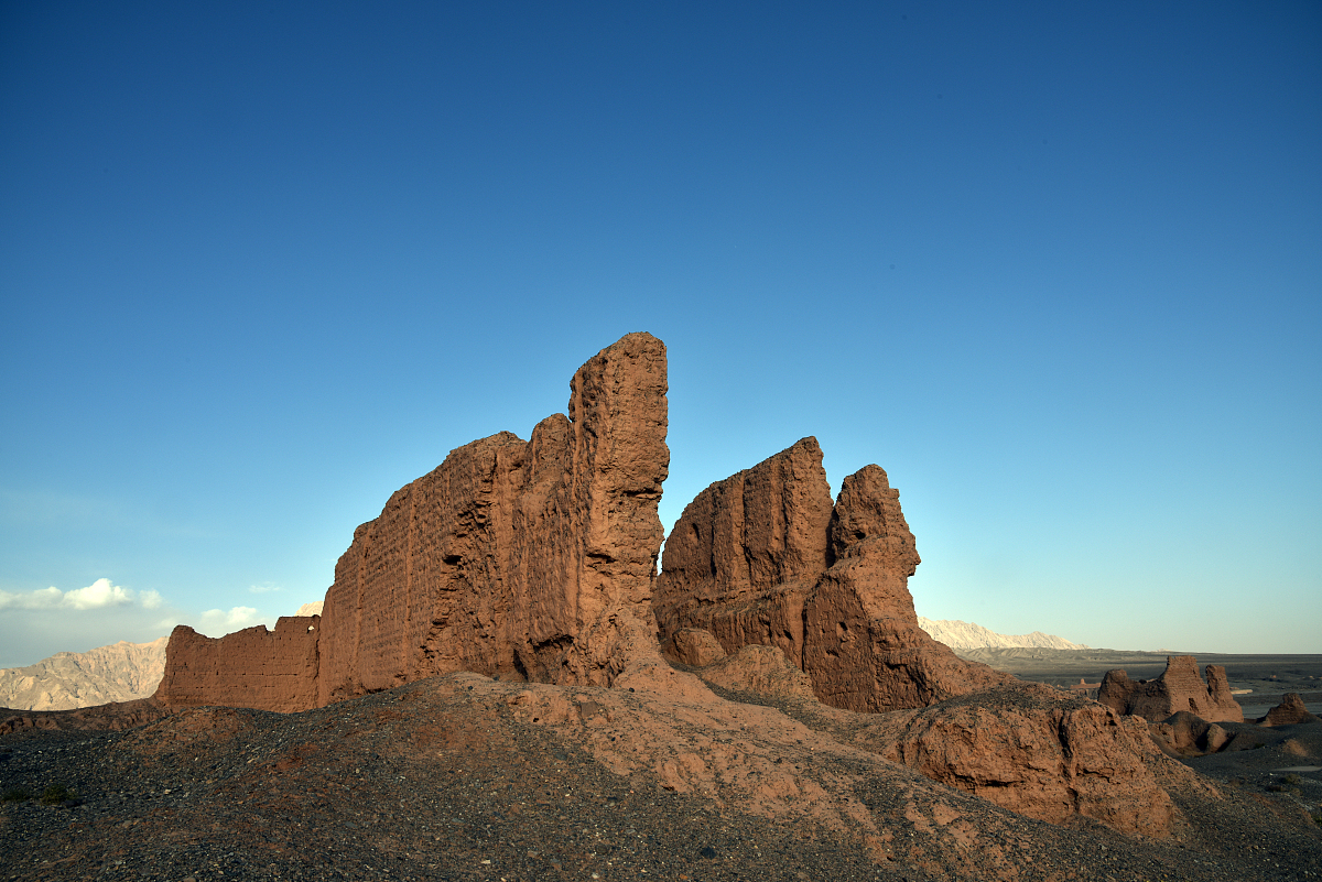 帮我写一个新疆旅游的网页署名是泡泡