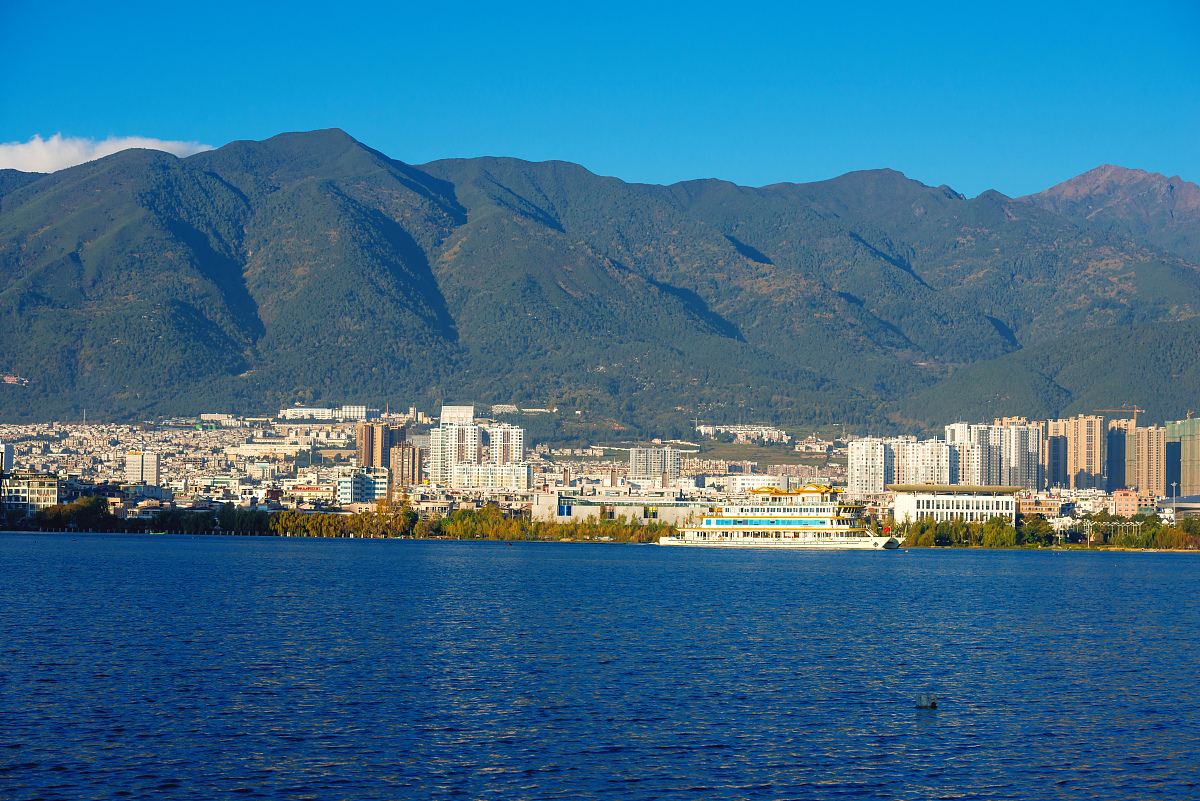 ***_***2015年11月22日,云南省大理白族自治州,洱海之滨的大理市