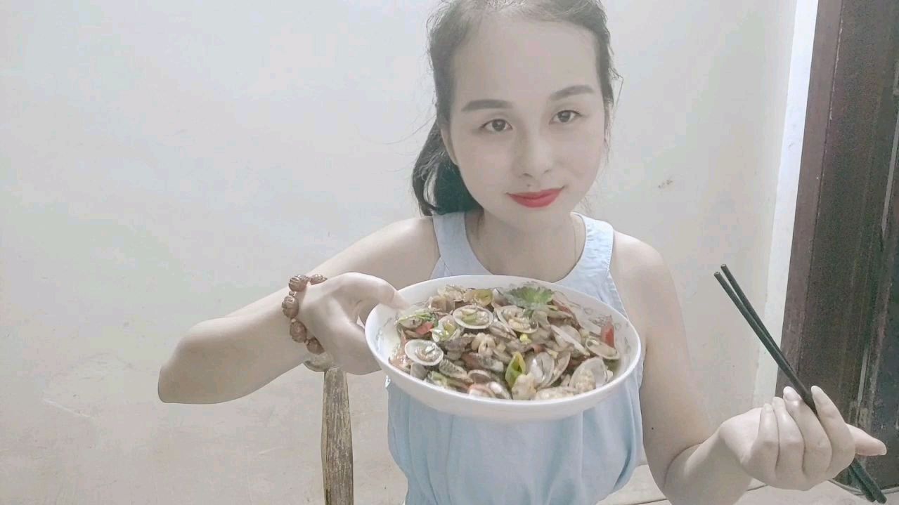 兰妹平常是饭来张口,今天尝试做花甲,能好吃吗?