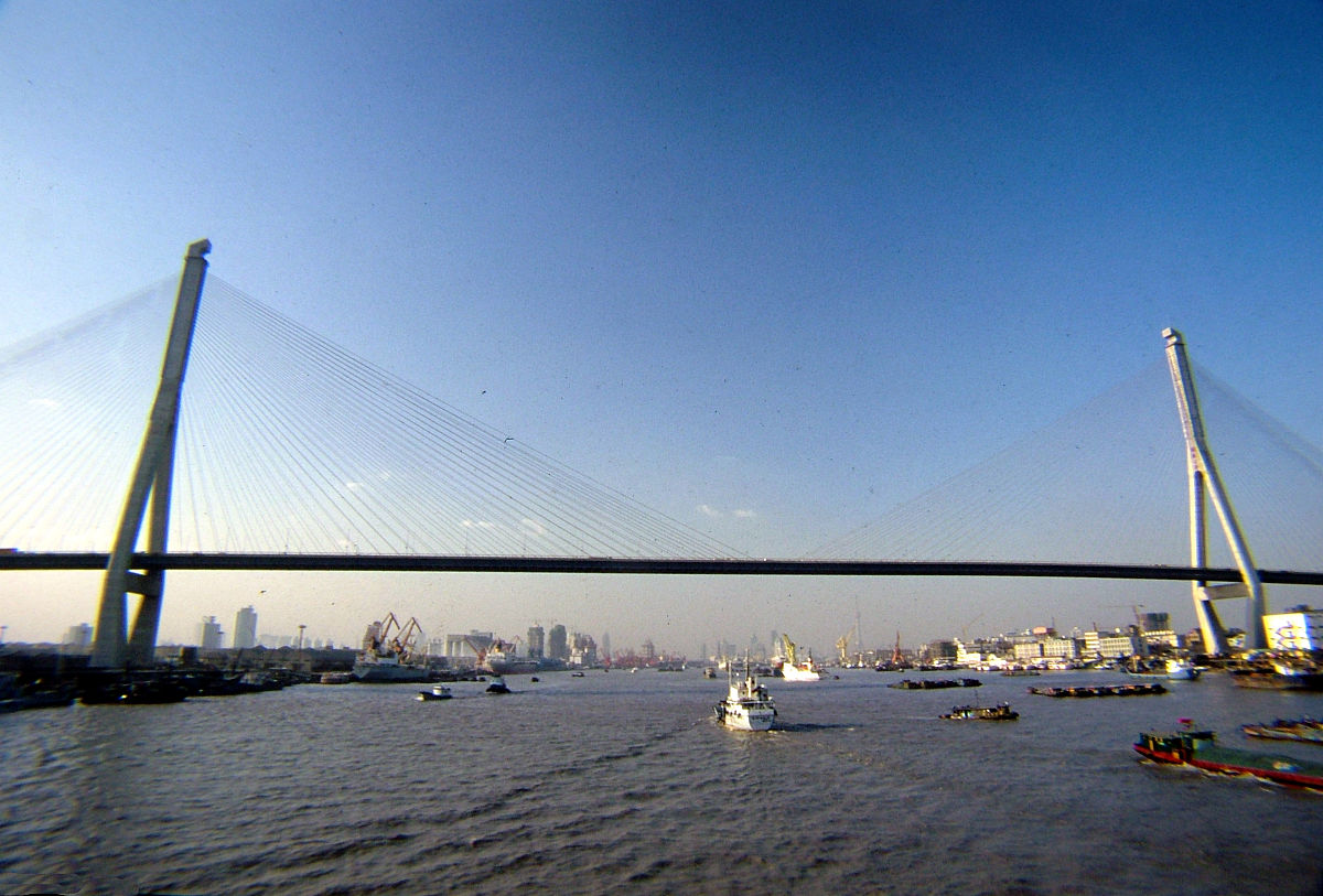 徒步行走武汉长江大桥丈量武汉城市发展的新时代