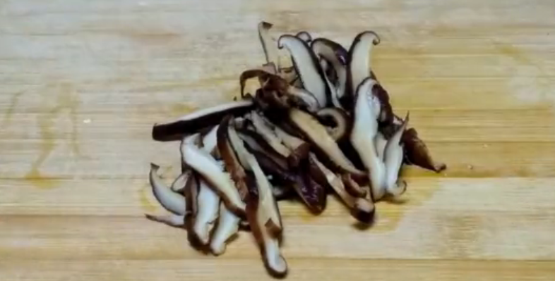 鸡蛋、香菇、榨菜放在一起竟然这么好吃,不试一下你怎么知道呢?