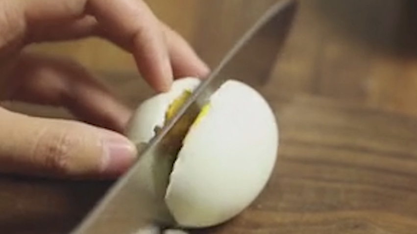 咸鸭蛋蛋黄变黑是什么原因?还能吃吗?看完你就明白了
