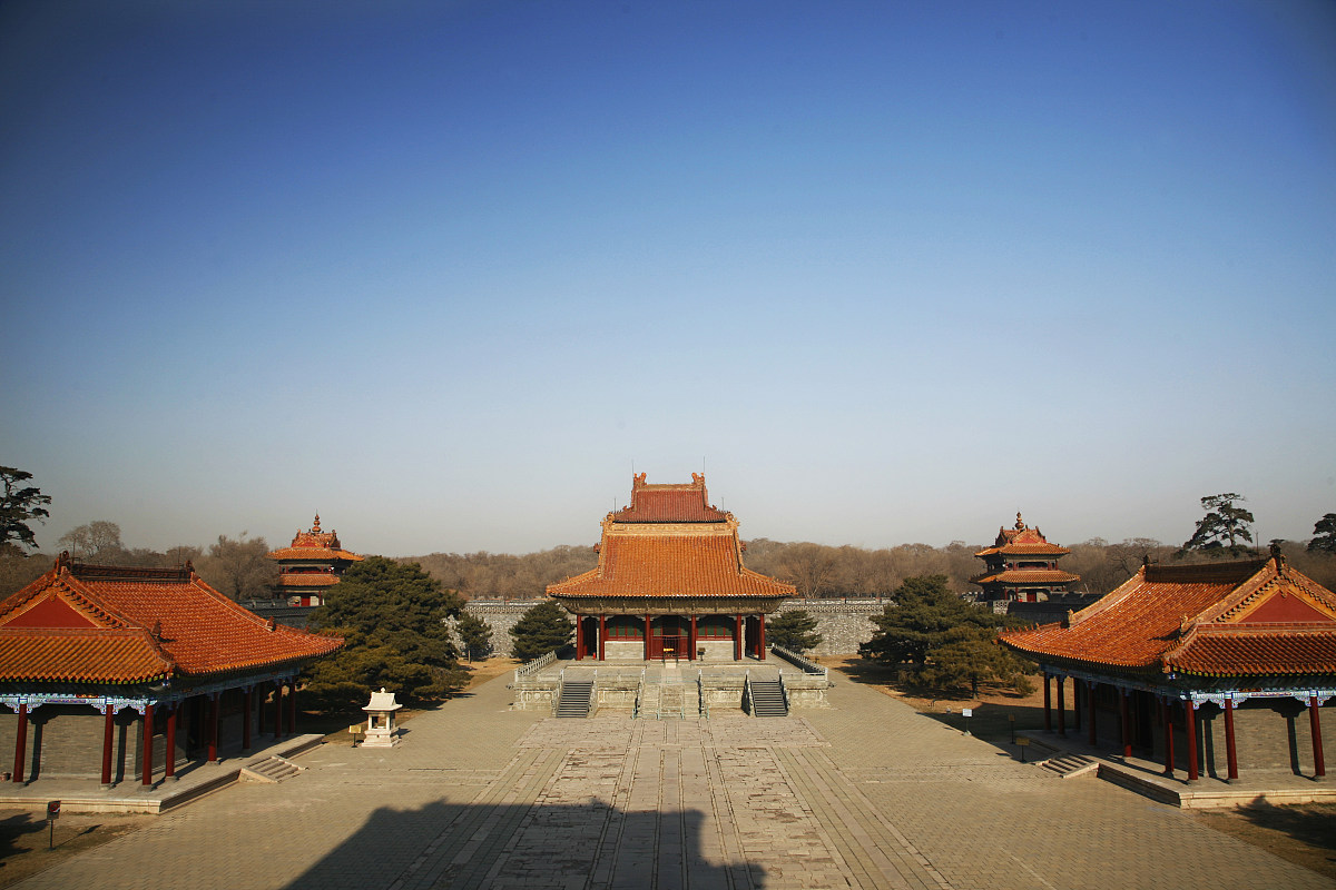 高一作文。暑假北京旅游旅游期间遇大暴雨在北京参加了2023魅力新星全国青少年艺术比赛获得了金奖吃了北京有名的铜火锅吃了巴依老爷新疆美食。暑假沈阳旅游到刘老根大舞台听了二人转；去了沈阳故宫即奉天行宫这是一座清朝统治者入主中原前的皇宫是我国现存仅次于北京故宫的最完整的皇宫建筑建筑风格与北京故宫完全不一样北京故宫是明故宫；夜晚去了沈阳北市场灯火通明热闹至极。暑假南京旅游去了南京山姆超市超市里的物品琳琅满