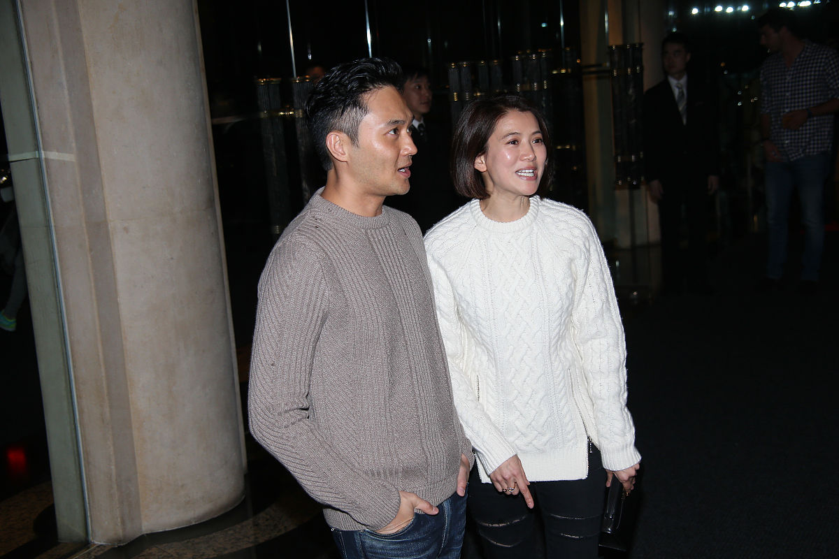 2016年1月2日,香港,星娱乐唱片公司高层tommy与亚视前女艺人黄美芬在