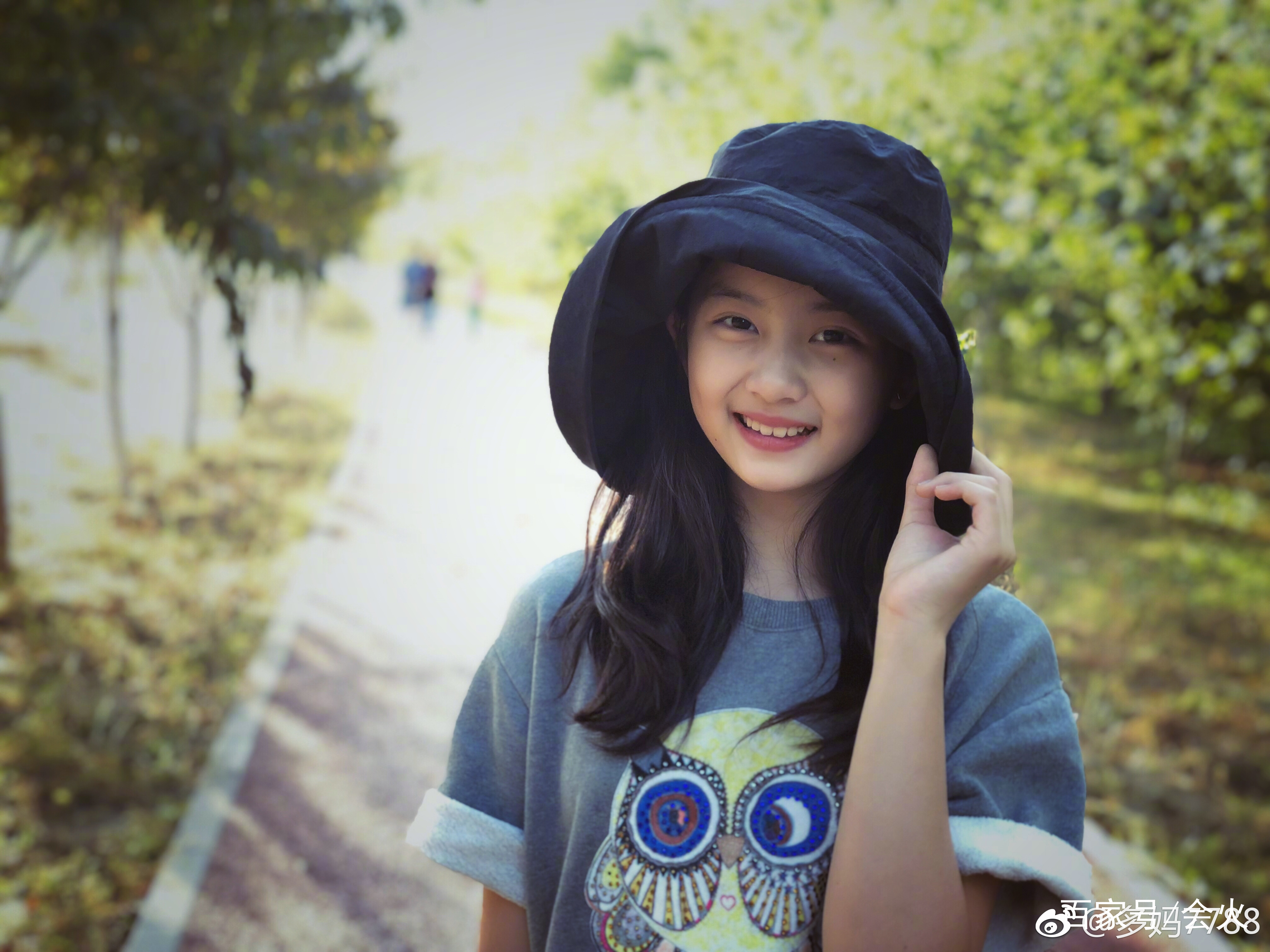 黄磊小女儿近照曝光,4岁多妹爱美抹口红手势超专业,可爱爆表!