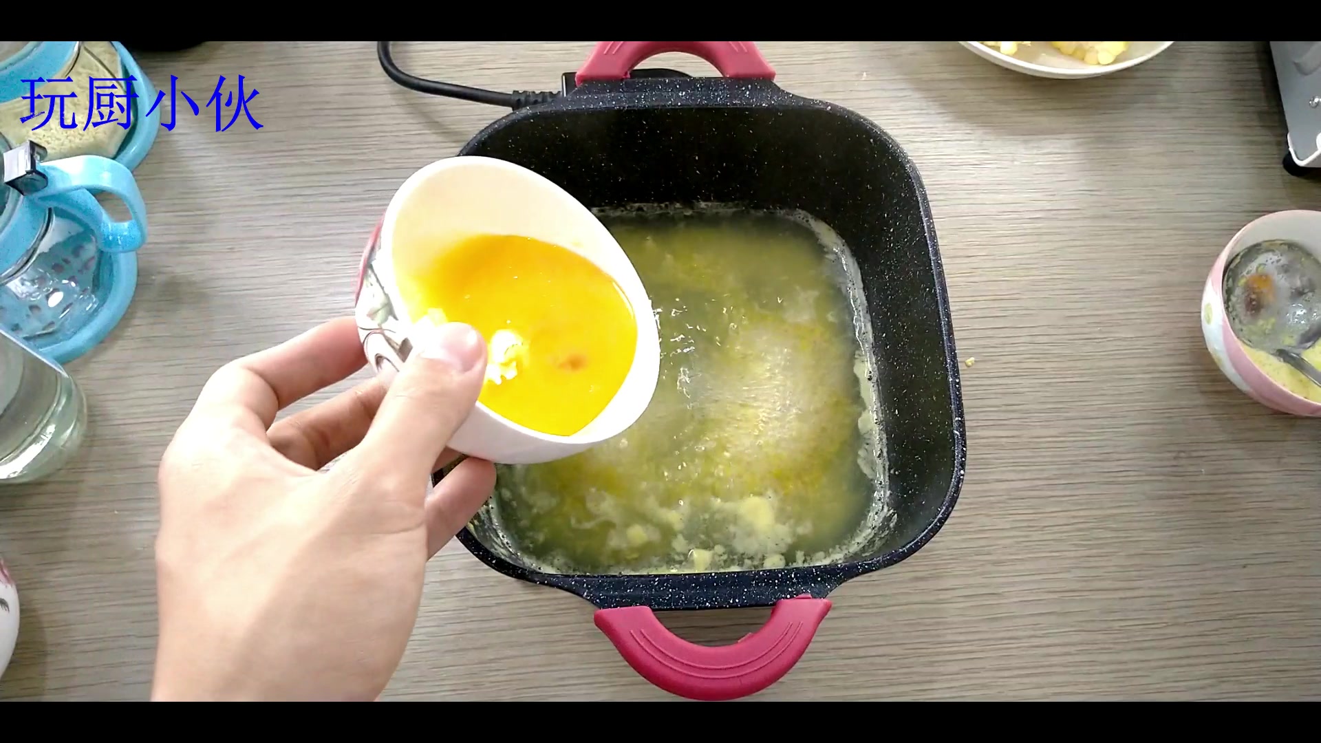 小伙学做鸡蛋玉米羹,鲜甜可口,第一次就成功了