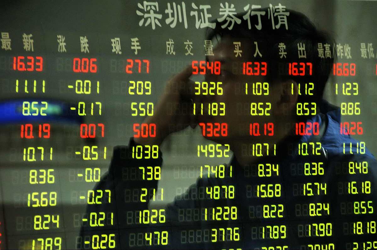 ***_*** 2009年2月12日,股民在大连一家证券交易大厅关注股市行情.(二