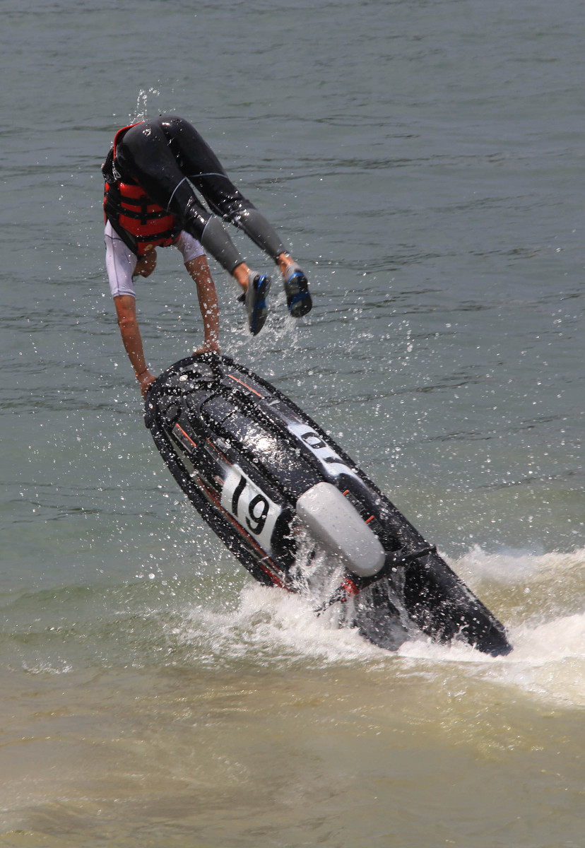 钱江摩托车水文性能卓越，陆地水上两相宜