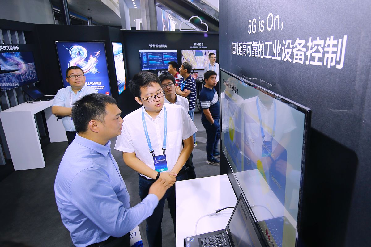 帮我写一个崂山领军人才的课题报工信局的经营管理组有金企通公司申报