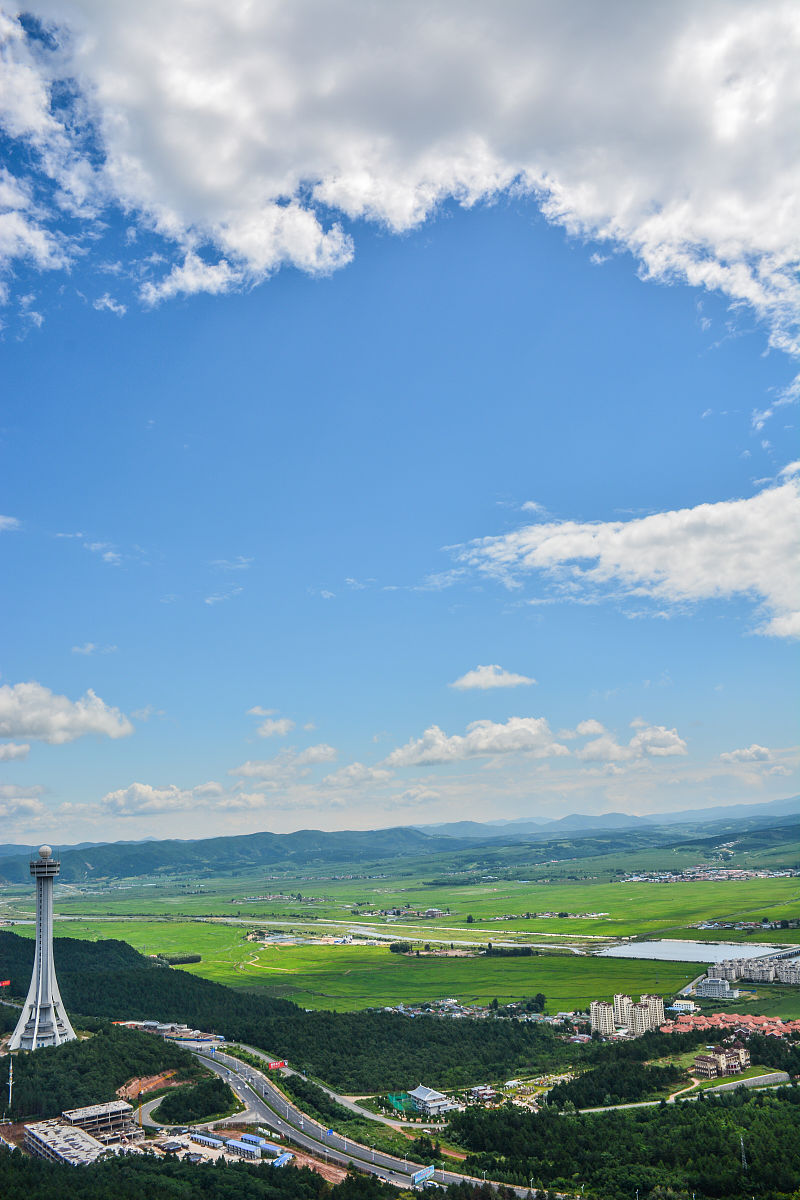 2019年8月,吉林省延边延吉市帽儿山公园,登高远眺将延吉市与龙井市尽