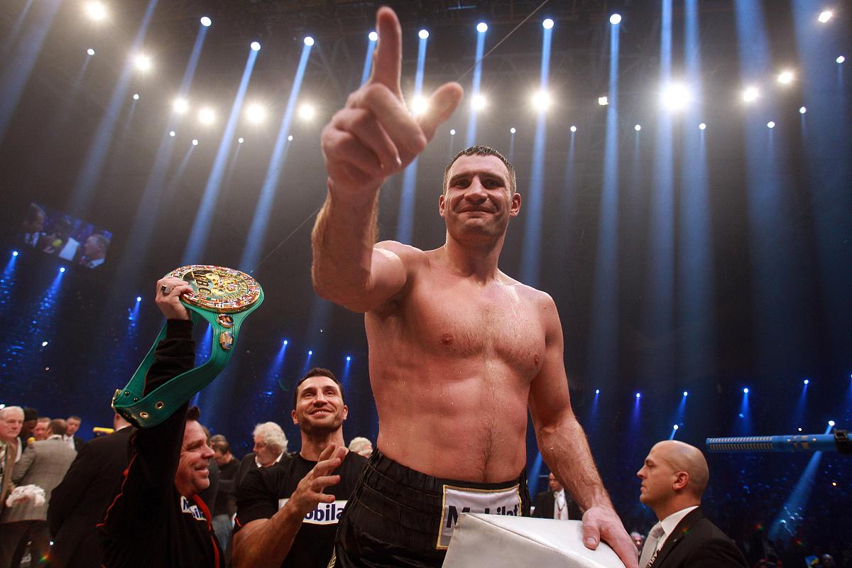 你是一名wwe的专业解说 请你以解说的角度 解说一下WWE RAW 第1538期 道夫齐格勒以取消资格击败奥斯汀理论的比赛