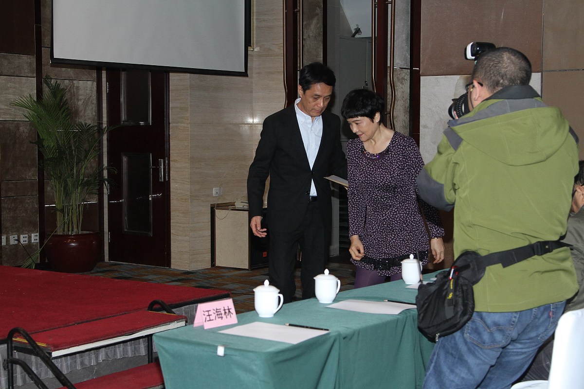 【7】下列各项中不属于工业产权保护范围的是 。A、《让子弹飞》电影剧本B、百事可乐商标C、机械装置专利D、海尔厂商名称