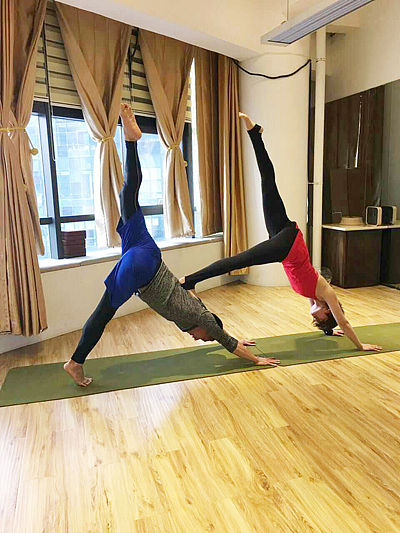 听起来不错。和朋友一起看电影吧 你今晚肯定会很晚回家