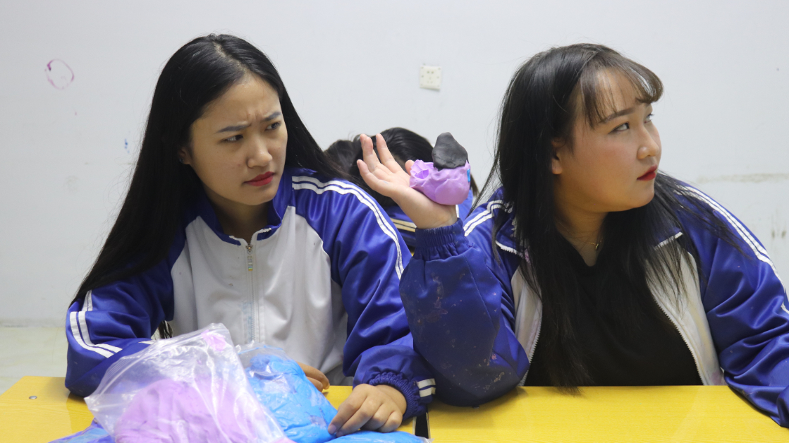 学生比赛捏黏土,谁输了替写家庭作业,没想到一个比一个捏的搞笑