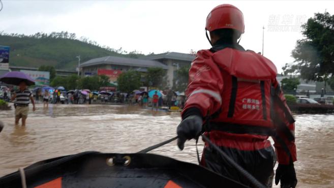 [图]致敬风雨中的逆行者