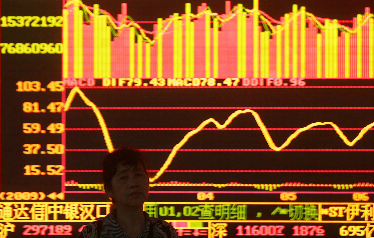 2009年6月29日,武汉一家证券公司内.***_***股民关注大盘走势.+++_+++
