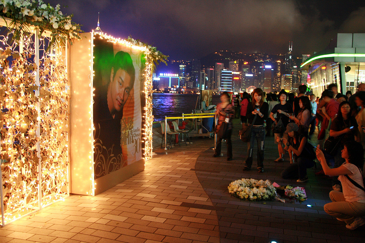 2007年4月1日,香港,4月1日是张国荣(哥哥)逝世四周年,适逢是哥哥入行