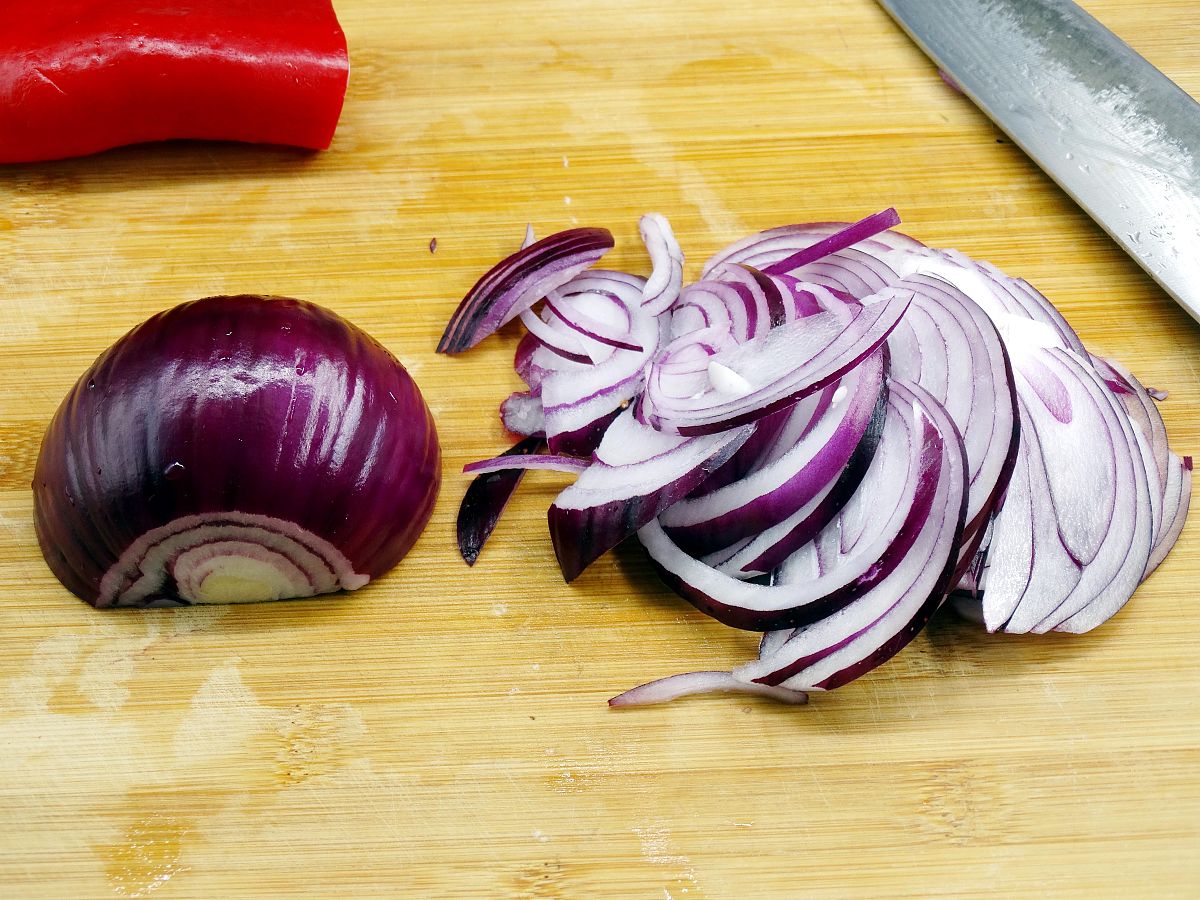 剥洋葱不流泪的7个妙招，告别泪眼汪汪！