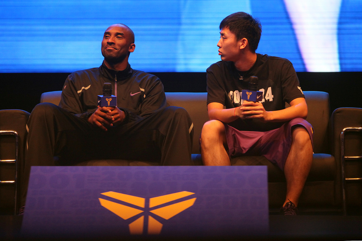 正在接触一个女生 朋友介绍认识的 服装店上班的 见过两次面 第一次见面买件衣服帮个小忙 第二见面朋友约我耍然后去见她 我还专门弄了个头发 和朋玩一会我又跟她带好吃去 都在聊天 但是她的回复不热情 但是还是回应我 今天我又跟她点了外卖 她说她都不好意思 怎么回复 帮帮我