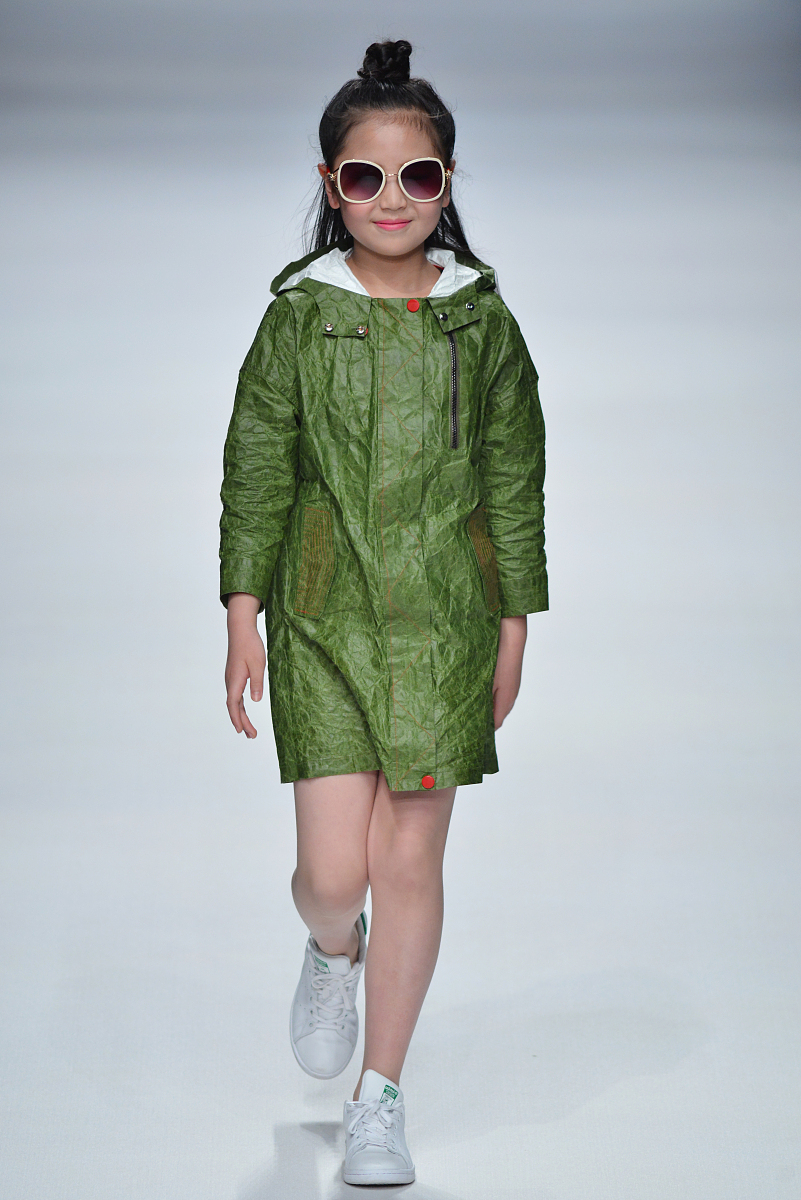 撰写一篇有秋天氛围的复古时尚童装穿搭文案以描述服饰具体细节为主题服装类型：军绿色山系防风户外外套、摩卡轻薄网纱拼接纯棉的俏皮感连衣裙、大翻领复古花纹宽松连衣裙