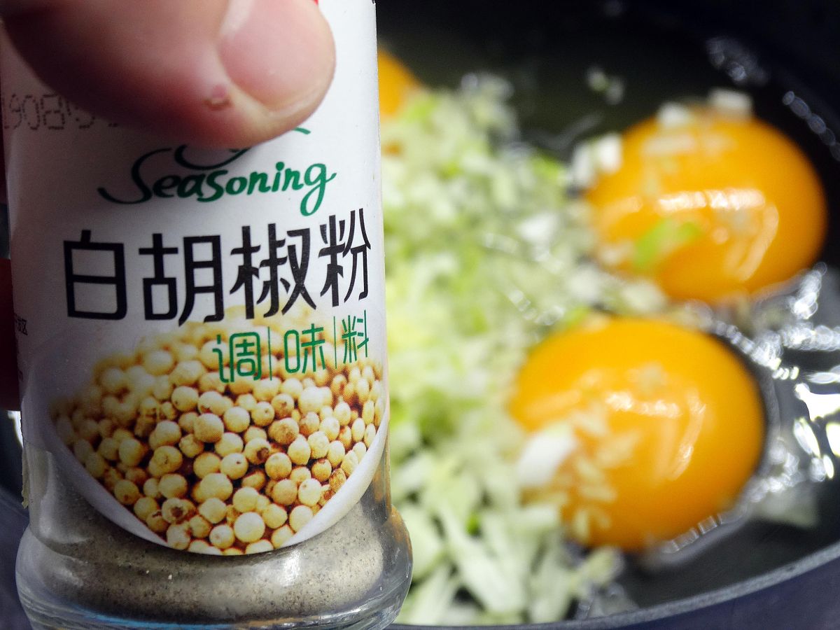 【牡蛎煎蛋】的制作过程 加入白胡椒粉与料酒,精盐搅匀.