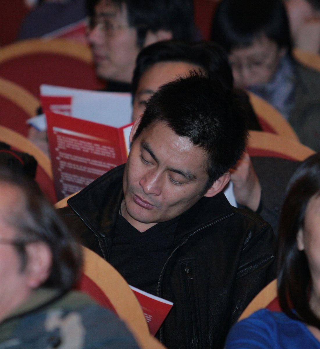 2007年 11月 27日 , 北京 , 古装 搞笑 音乐剧 《 奉旨 越狱 》 在 天