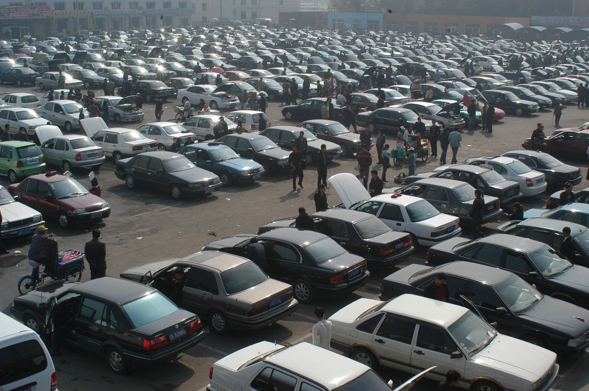 ***_***  2005年10月8日,沈阳一二手车市场内,市民选购二手车.