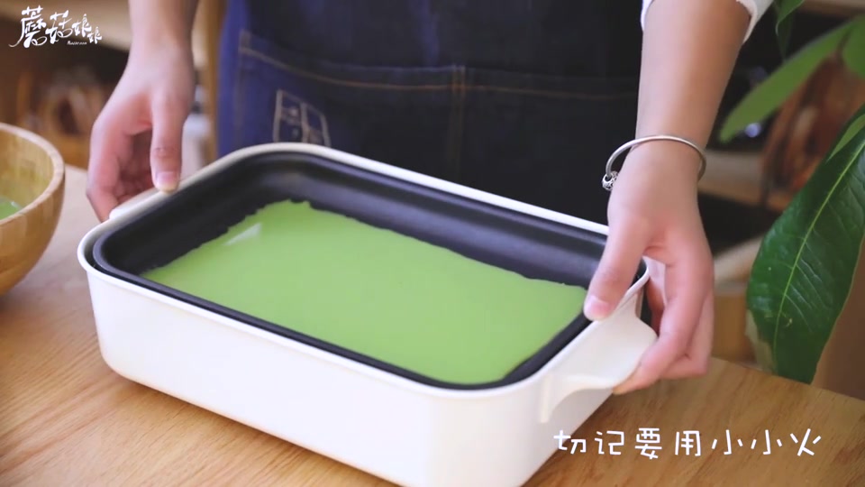 一招学会做高颜值的抹茶千层卷,不用费力摊饼皮了
